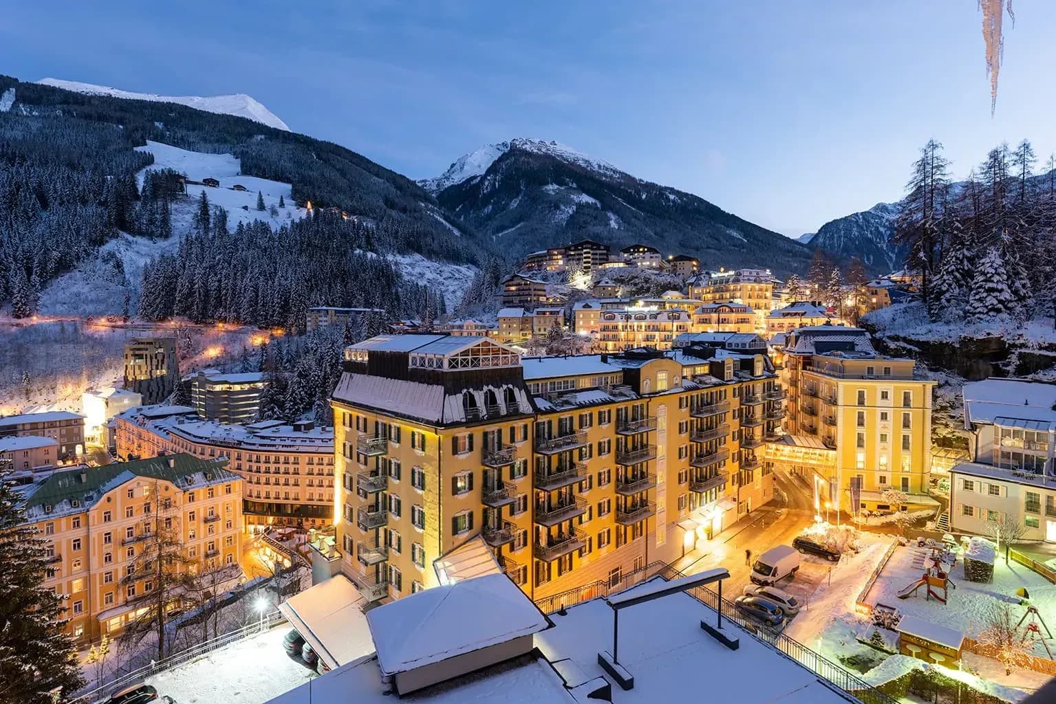MONDI Hotel Bellevue Gastein im Sommer und Winter als perfekter Ausgangspunkt für Ihren Wellness Aktivurlaub