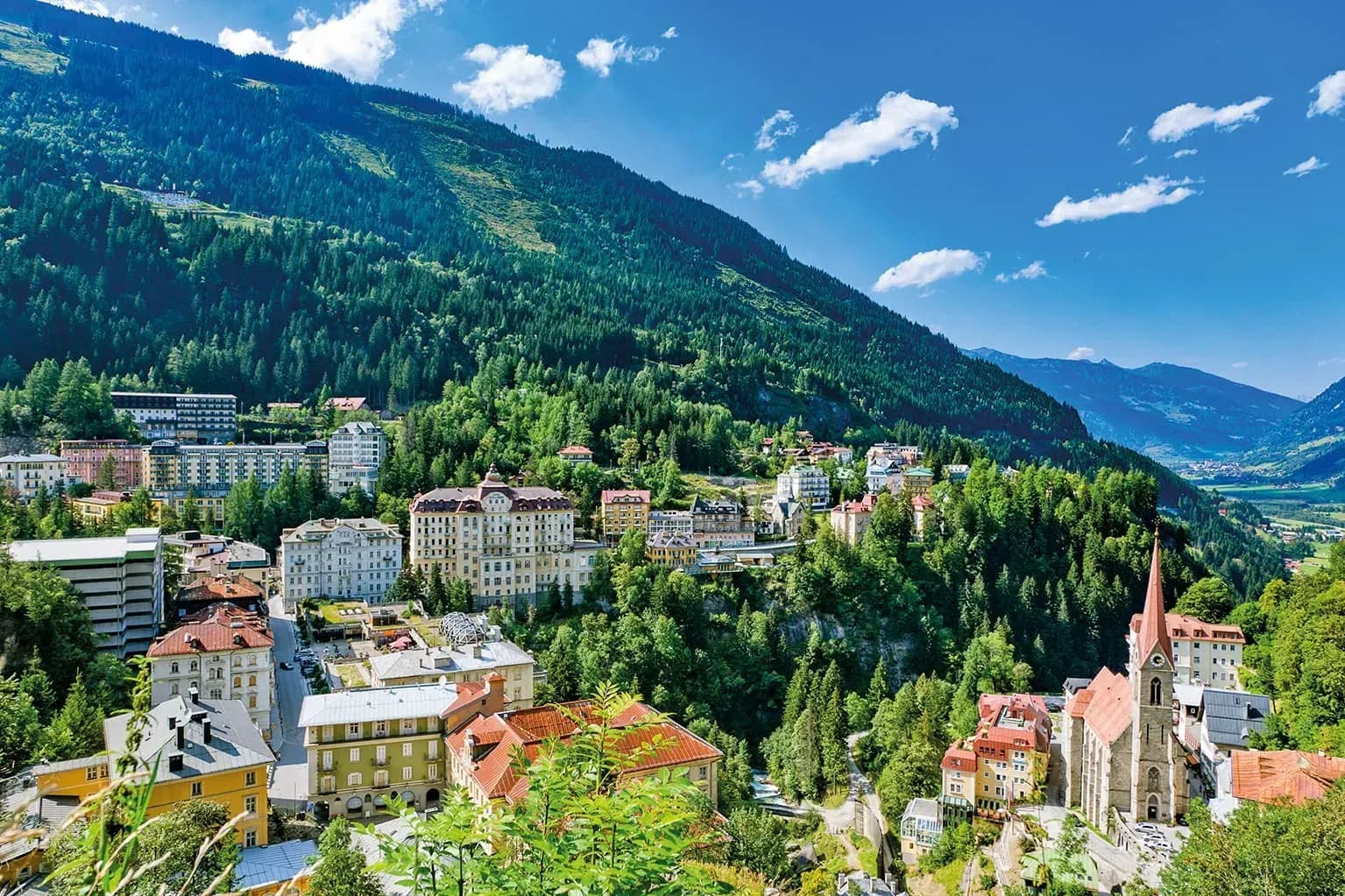 MONDI Hotel Bellevue Gastein im Sommer und Winter als perfekter Ausgangspunkt für Ihren Wellness Aktivurlaub